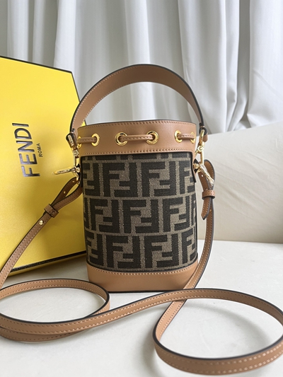 フェンディバッグ側面デザイン